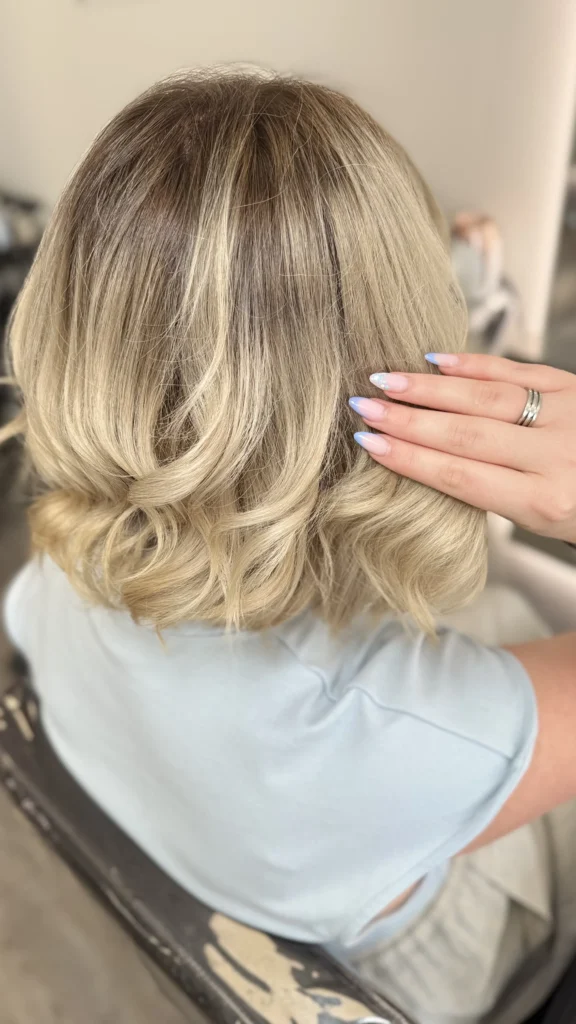 Salon de coiffure La Frette Tête en l hair balayage soft cheveux blond court vue dessus